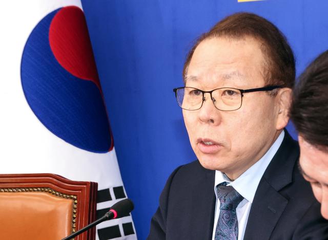 더불어민주당 김이수 중앙당 공천관리위원장이 27일 국회에서 우상호 전 청와대 정무수석을 6ㆍ3 지방선거 강원특별자치도 지사 후보로 단수 선정했다고 발표하고 있다사진연합뉴스