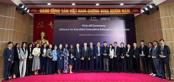 Các quan chức chụp ảnh lưu niệm tại lễ ra mắt chính thức Hệ thống Chứng nhận Doanh nghiệp Sáng tạo Xuất sắc được tổ chức tại Trung tâm Hỗ trợ Khởi nghiệp Quốc gia thuộc Bộ Khoa học và Công nghệ Hà Nội Việt Nam ngày 2622026 ẢnhKTC