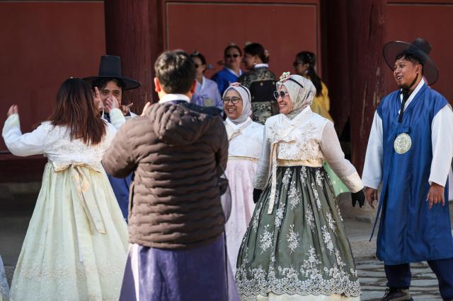 Tourists film short-form social media videos at Gyeongbokgung Palace in Jongno District Seoul on Feb 9 2026 AJP Yoo Na-hyun