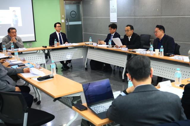 농협 개혁 추진단이 20일 서울 여의도 농업정책보험금융원에서 제3차 전체회의를 열고 주요 개혁과제에 대해 논의하고 있다사진농림축산식품부