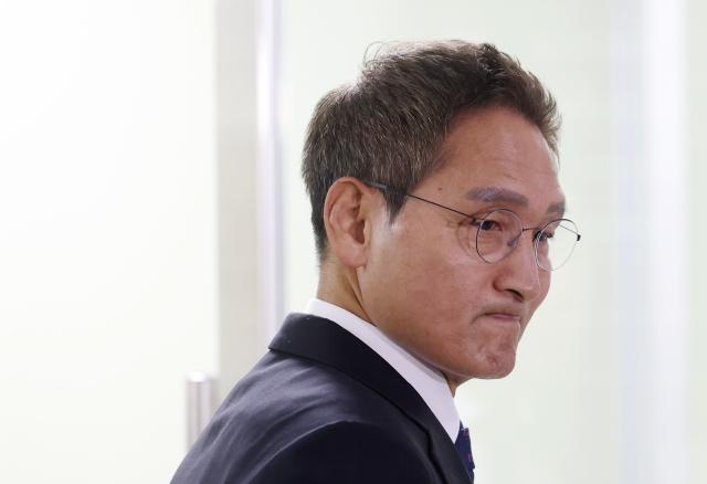 관봉권 띠지 폐기 의혹'과 '쿠팡 퇴직금 불기소 외압 의혹'을 수사할 안권섭 특별검사가 6일 서초구 사무실에서 열린 특검팀 현판식을 마치고 퇴장하고 있다. [사진=연합뉴스]