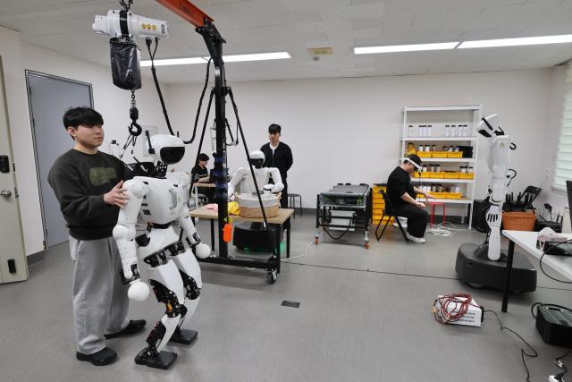Aei Robot engineers undergo maintenance on the companys humanoids at Hanyang University ERICA Campus Feb 23 2026 AJP Han Jun-gu