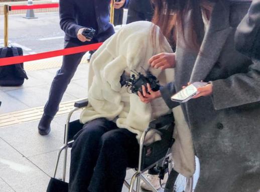 반포대교 추락 운전자, 담요 뒤집어쓴 채 휠체어 출석…구속 갈림길