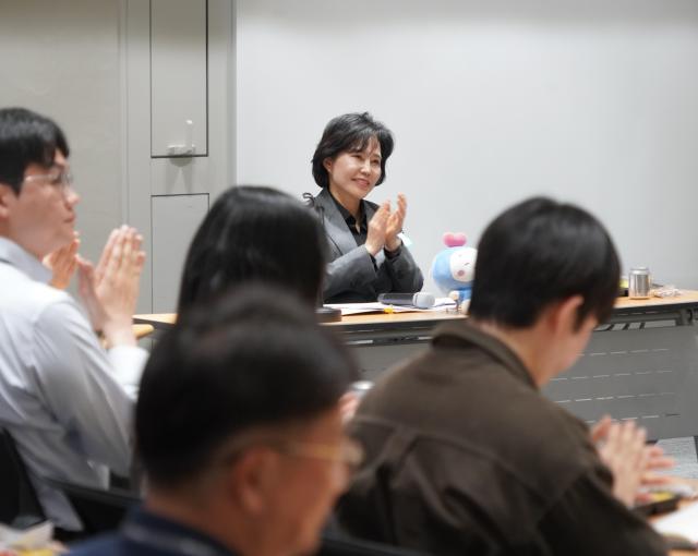 김은경 서민금융진흥원장이 26일 서울 중구 서민금융진흥원 본사에서 취임 60일 기념 직원 소통 간담회를 진행하고 있다 사진서민금융진흥원