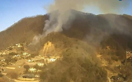 양평 전원주택단지 인근 야산 화재…헬기 8대 긴급 투입