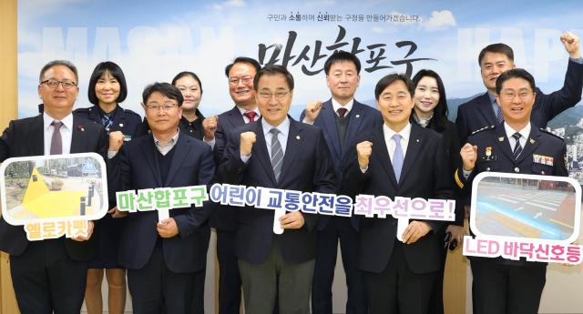 국회 교통안전포럼이 마산합포구청·손해보험협회와 교통안전 비전제로 교통안전 개선사업을 위한 업무협약을 체결했다 사진국회 교통안전포럼