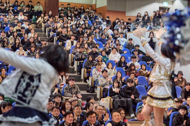 27일 열린 인하대 2026학년도 입학식에서 신입생 학부모 등이 환영 공연을 즐기고 있다 사진인하대