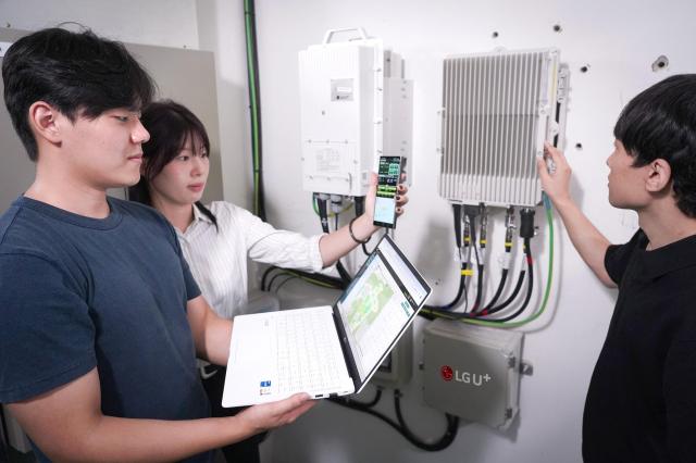 LG유플러스 임직원과 금오공대 학생들이 구축된 오픈랜 장비를 실증하는 모습사진LG유플러스