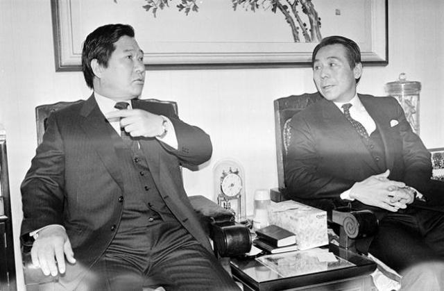 이철승 전 대표가 1985년 김대중 전 대통령의 동교동 자택을 찾아 이야기를 나누는 모습 사진연합뉴스