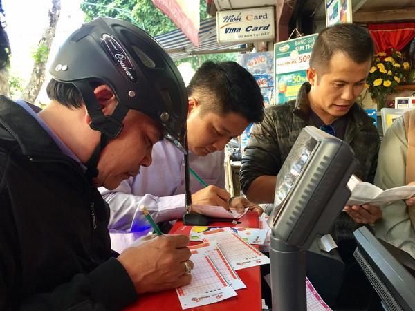 시민들이 전산 복권을 구매하고 있다 사진베트남 통신사