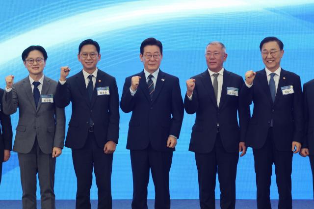 이재명 대통령과 정의선현대차회장이 27일 전북 군산새만금컨벤션센터에서 열린 새만금 로봇·수소·AI 시티 투자협약식에서 MOU 서명식이 끝난 뒤 참석자들과 기념촬영을 하고 있다 사진연합뉴스