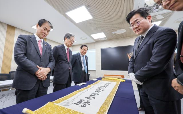 안중근의사 유묵 전달식
    서울연합뉴스 권오을 국가보훈부 장관이 20일 서울 중구 안중근의사기념관에서 열린 안중근의사 유묵 전달식에서 더불어민주당 박찬대 의원 유영렬 안중근의사기념관장 김황식 안중근의사 숭모회 이사장등과 함께 일본 도쿄도립 로카기념관에서 6개월간 대여받은 안중근 의사 유묵을 살펴보고 있다 2026220 국가보훈부 제공