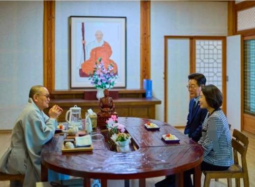 李, 송광사 찾아 재충전…봄기운처럼 국민에 희망 스며들도록