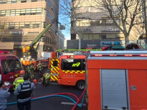 서초역 상가 3층서 화재 발생… 원인 조사 중