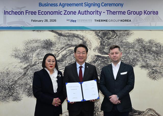 유정복 인천광역시장이 지타워에서 열린 테르메 사업본협약 및 토지대부계약 체결식에서 스텔리안 야콥Stelian Simion Lacob 테르메그룹본사 부회장 김인숙 테르메그룹코리아 회장과 기념촬영을 하고 있다 사진인천시