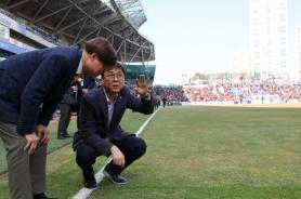 Culture Minister Choi Hwi-young Attends K League 1 Opener, Discusses Soccer’s Growth