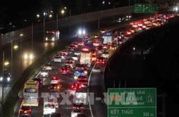[ASIA BIZ] 편도 1차로의 비애… 베트남 남북 고속도로, 뗏 연휴 거대한 주차장 전락