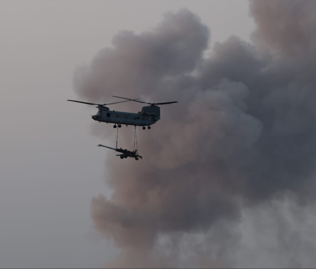 An IAF Chinook helicopter demonstrates rapid deployment by underslung-carrying an artillery gun at Pokhran Range in Jaisalmer India on Feb 28 2026 Courtesy of the Indian Air Force
2월 28일 인도 자이살메르 포크란 사격장에서 인도 공군IAF 치누크 헬기가 곡사포를 하부 매달기Underslung 방식으로 수송하며 신속 배치 능력을 시연하고 있다 사진인도 공군