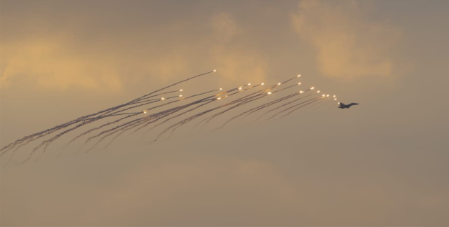 2월 28일 인도 자이살메르 포크란 사격장에서 인도 공군IAF Su-30 MKI 전투기가 적의 적외선 유도 미사일을 기만하기 위해 플레어를 사출하고 있다 사진인도 공군