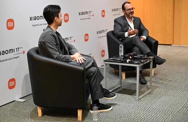TJ 왈톤 샤오미 글로벌 대변인 겸 시니어 제품 마케팅 매니저왼쪽와 파블로 아세베도 노다 라이카 카메라 AG 모바일 사업부 디자인엔지니어 총괄오른쪽이 28일 현지시각 스페인 바르셀로나에서 열린 MWC 2026 개막 전 프리뷰 간담회에서 라이츠폰과 샤오미 17 울트라 신제품을 발표하고 있다사진샤오미
