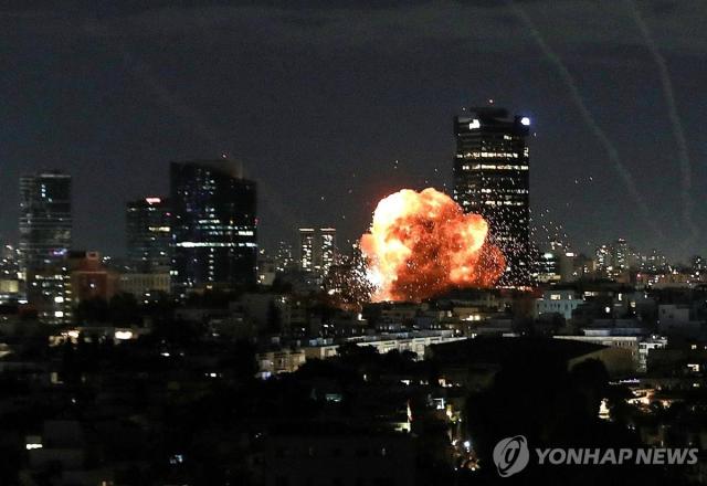 이스라엘 텔아비브를 강타한 이란 미사일사진로이터