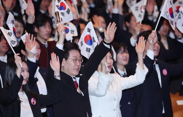 이재명 대통령과 김혜경 여사가 1일 서울 강남구 코엑스에서 열린 제107주년 3·1절 기념식에서 만세 삼창을 하고 있다  사진연합뉴스