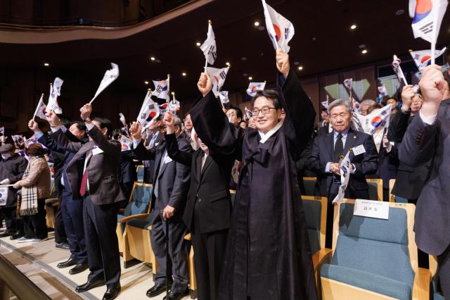 1일 오전 수원특례시 경기아트센터에서 개최된 제107주년 3·1절 기념식에서 김동연 경기도지사 및 참석자들이 만세삼창을 하고 있다 사진경기도