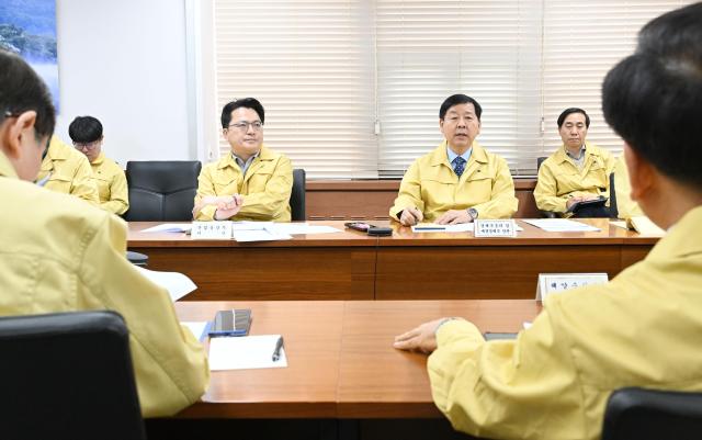 구윤철 부총리 겸 재정경제부 장관이 1일 서울 종로구 정부서울청사에서 열린 이란 관련 관계기관 합동 상황점검회의를 주재하고 있다사진연합뉴스