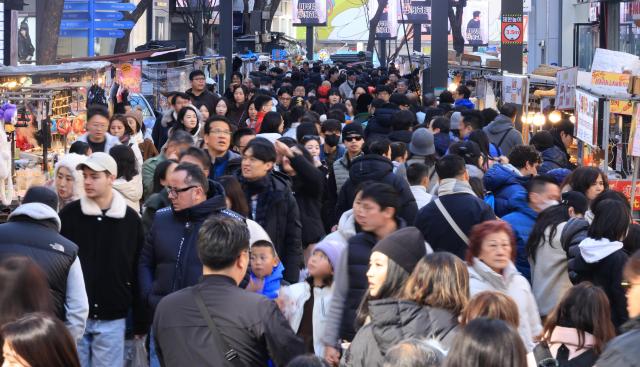 서울 명동거리가 관광객을 비롯한 인파로 붐비고 있다사진연합뉴스
