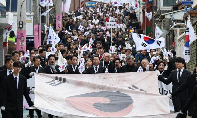 유정복 인천광역시장이 제107주년 31절인 1일 창영초등학교 일대에서 시민들과 만세운동 시가행진을 재현하고 있다 사진인천시