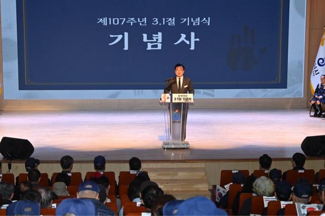 1일 시청 별관 대강당에서 개최된 제107주년 31절 기념식에서 이현재 하남시장이 선조들의 숭고한 희생과 독립정신을 기리며 하남시의 미래 발전을 다짐하는 기념사를 하고 있다 사진하남시