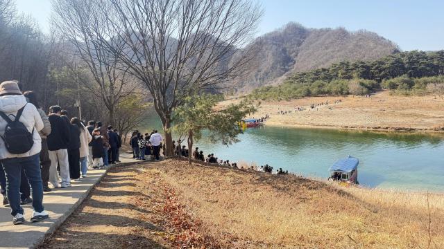 조선 제6대 임금 단종의 유배지인 영월 청령포를 찾는 방문객도 크게 늘고 있는 가운데 2월의 마지막 날인 28일 청령포로 향하는 방문객의 발길이 끝없이 이어지고 있다 사진연합뉴스