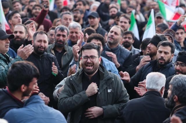 이란 최고지도자 아야톨라 알리 하메네이의 사망 소식이 전해진 2026년 3월 1일현지시간 테헤란의 한 광장에서 시민들이 애도하고 있다 1989년부터 이란을 이끌어온 하메네이는 미국과 이스라엘의 대규모 공습 첫날 공격으로 사망했으며 양국의 군사 작전은 이날 이틀째 이어졌다AFP연합