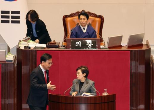 국회, 필리버스터 종료…국민투표법 표결 전 본회의 정회