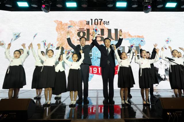 정명근 화성특례시장가운데 왼쪽과 윤대성 광복회 화성시지회장이 만세삼창을 하고 있다 사진화성시