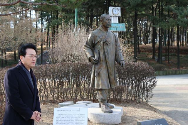 3월 1일 오전 수원 올림픽공원에서 임면수 선생 동상을 참배하고 있다