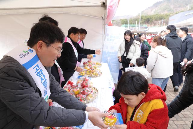  NH농협은행 경남본부 직원들이 경남FC 홈개막전 경기에 앞서 경남농산물을 나눠주며 고향사랑기부제를 홍보하고 있다사진NH농협은행 경남본부

