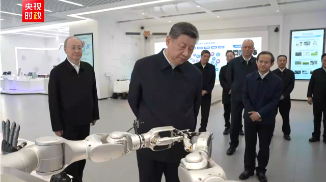 시진핑 주석이 9일 베이징 이좡 국가신창원을 찾아 바늘에 실을 꿰는 휴머노이드 로봇의 모습을 유심하게 바라보고 있다 사진CCTV 영상 캡처