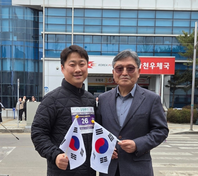 조재규 강원 화천군의원(왼쪽)과 화천지역 독립운동사 연구에 헌신한 김동섭 교수[사진=조재규의원 SNS]