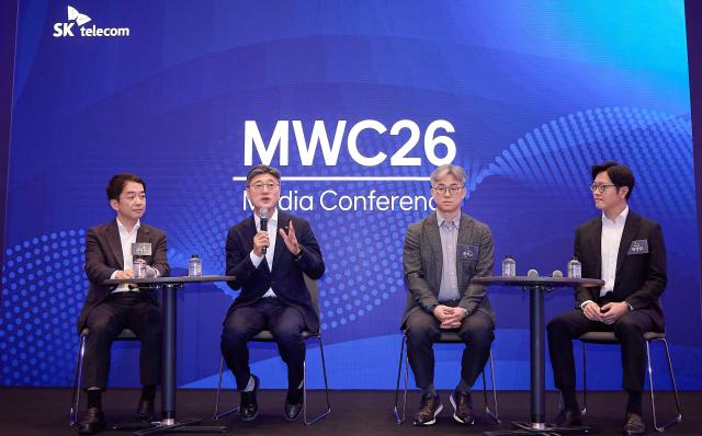 (사진 왼쪽부터) 한명진 SKT MNO CIC장, 정재헌 SKT CEO, 정석근 AI CIC장, 유경상 AI CIC장 [사진= SK텔레콤]

