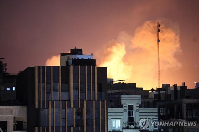 미국 이스라엘 폭격으로 화염과 연기에 쌓인  이란의 테헤란사진연합뉴스