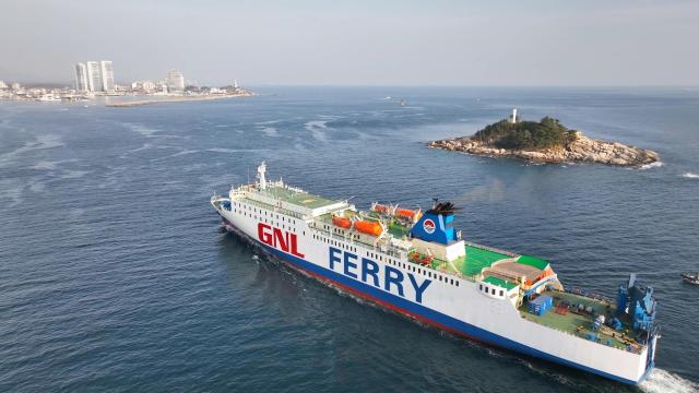 시설 개보수 마치고 속초항 입항하는 지앤엘그레이스호 사진속초시