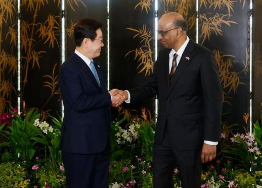 [포토] 싱가포르 대통령과 악수하는 이재명 대통령