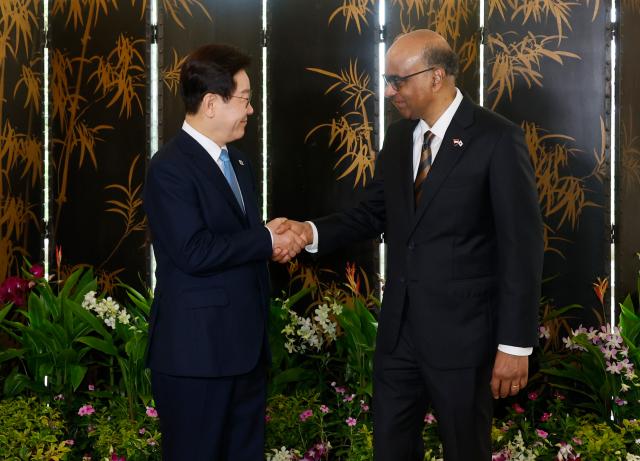 이재명 대통령이 2일 싱가포르 외교부 청사에서 국빈방문 공식 환영식 후 타르만 샨무가라트남 대통령과 면담에 앞서 악수하고 있다.[사진=연합뉴스]