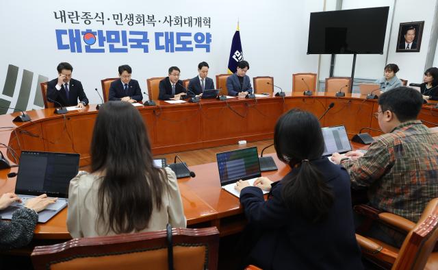  한병도 원내대표가 2일 국회에서 현안 관련 기자간담회를 하고 있다 사진연합뉴스