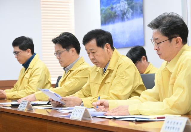 구윤철 부총리 이란 관련 관계기관 합동 상황점검회의 주재
    서울연합뉴스 구윤철 부총리 겸 재정경제부 장관이 1일 서울 종로구 정부서울청사에서 열린 이란 관련 관계기관 합동 상황점검회의를 주재하고 있다 202631