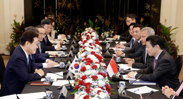 이재명 대통령과 로런스 웡 싱가포르 총리가 2일 싱가포르 외교부 청사에서 정상회담을 하고 있다.[사진=연합뉴스]