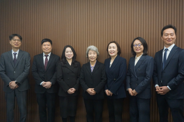 왼쪽부터이헌영 홍창우 이자경 박보영 김영심 김진옥 윤현철 변호사 사진법무법인 동인