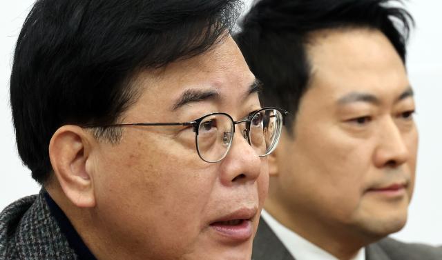 송언석 국민의힘 원내대표가 2일 국회에서 열린 최고위원회의에서 발언하고 있는 가운데 송 원내대표의 안경에 장동혁 대표의 모습이 비치고 있다 사진연합뉴스