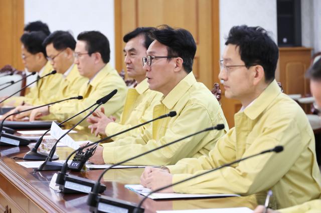 김민석 국무총리가 지난 1일 서울 종로구 정부서울청사에서 열린 중동 상황점검 관련 긴급 관계부처회의를 주재하고 있다 사진연합뉴스